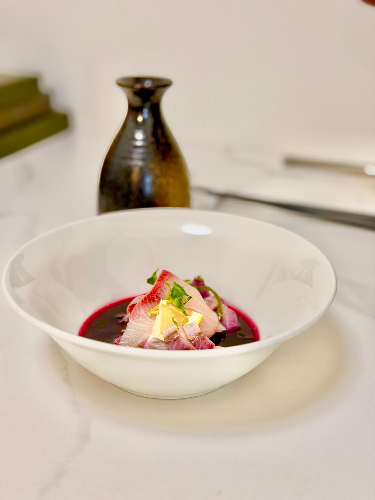 Sashimi en bouillon de bissap, présentation raffinée